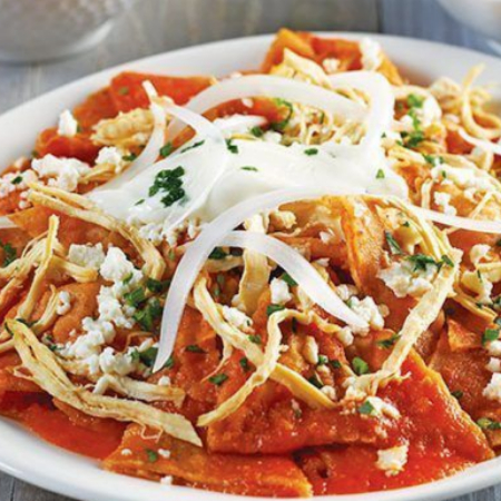 CHILAQUILES ROJOS CON PECHUGA O CARNE