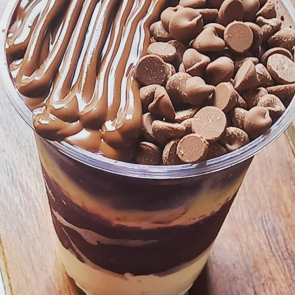 Açaí, leite condensado, leite em pó, chantininho, banana, gotas de chocolate.