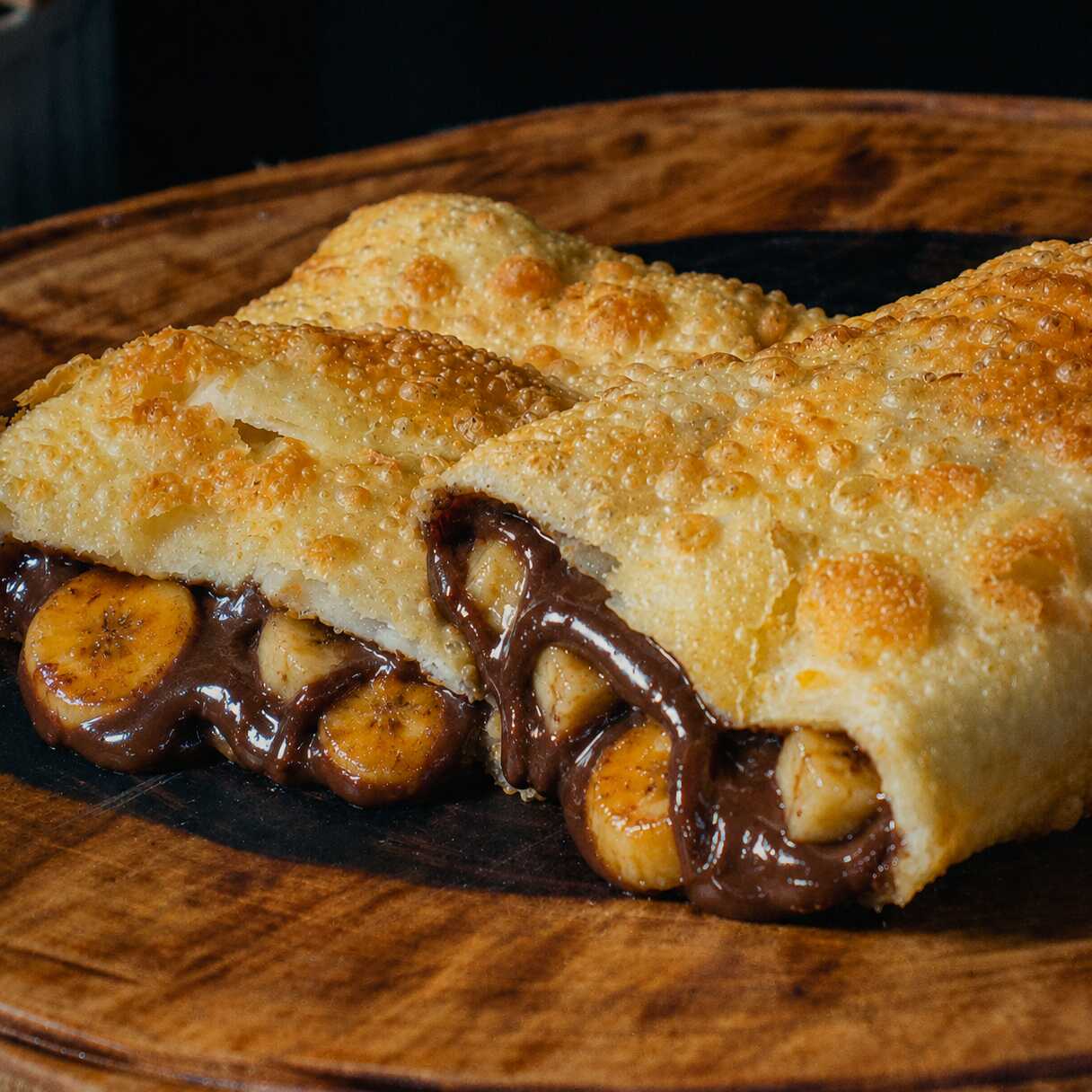 Polvilhado com chocolate em pó.