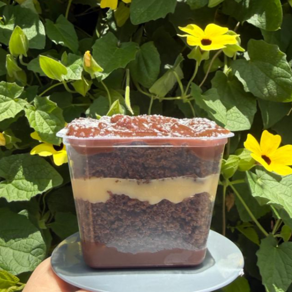 Camadas fofinhas de bolo intercaladas com dois recheios apaixonantes: creme de chocolate e creme de Leite Ninho. Uma combinação perfeita entre o chocolate intenso e o toque suave e cremoso do leite. Cada colherada é uma explosão de sabores que se completam, feita pra quem não consegue escolher só um!