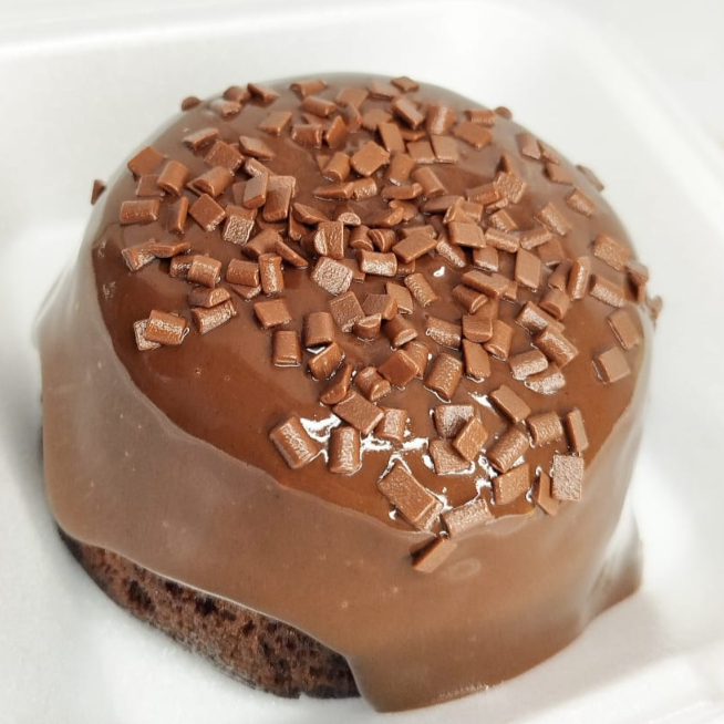 Massa de chocolate com uma deliciosa e cremosa cobertura de chocolate 50% e para finalizar granulado de chocolate nobre.