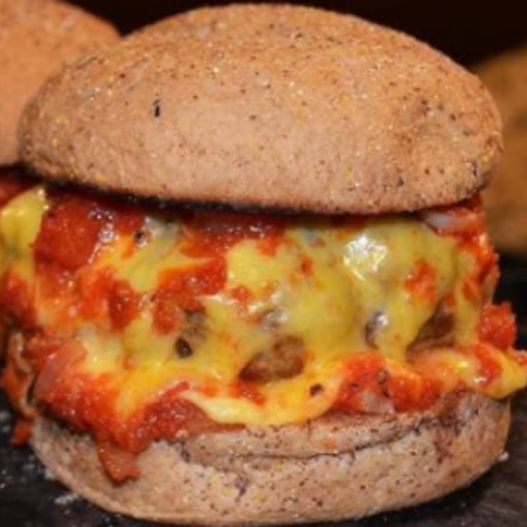 Pão, Carne de Hambúrguer (56g), Queijo, Presunto, Molho e Maionese Caseira.