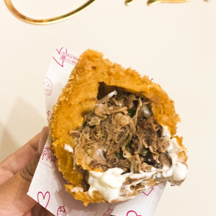 Nossa maravilhosa massa cremosa e crocante por fora, recheada com costela desfiada e temperada e cream chesse pra dar o toque final