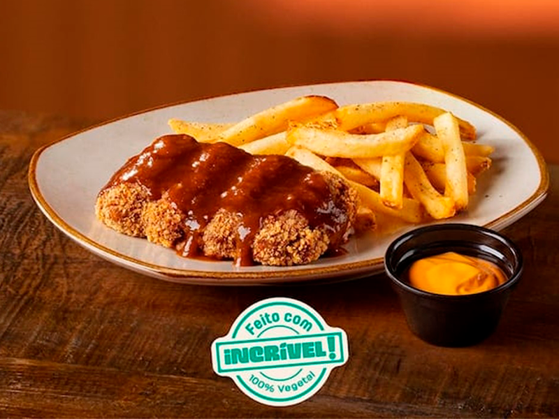 Inspirado nas Ribs on the Barbie e Royal Cheese Ribs, a Royal Plant Barbecue é nossa versão tamanho junior feita com 150g de mix de proteínas vegetais Incrível! Sabor costela, toque defumado, empanada e finalizada com a combinação do Molho Barbecue e molho vegetal sabor Cheddar.
O produto não tem origem animal, mas pode conter ovo, leite e/ou seus derivados devido ao compartilhamento da área de preparo.
Vegano|Sem Lactose