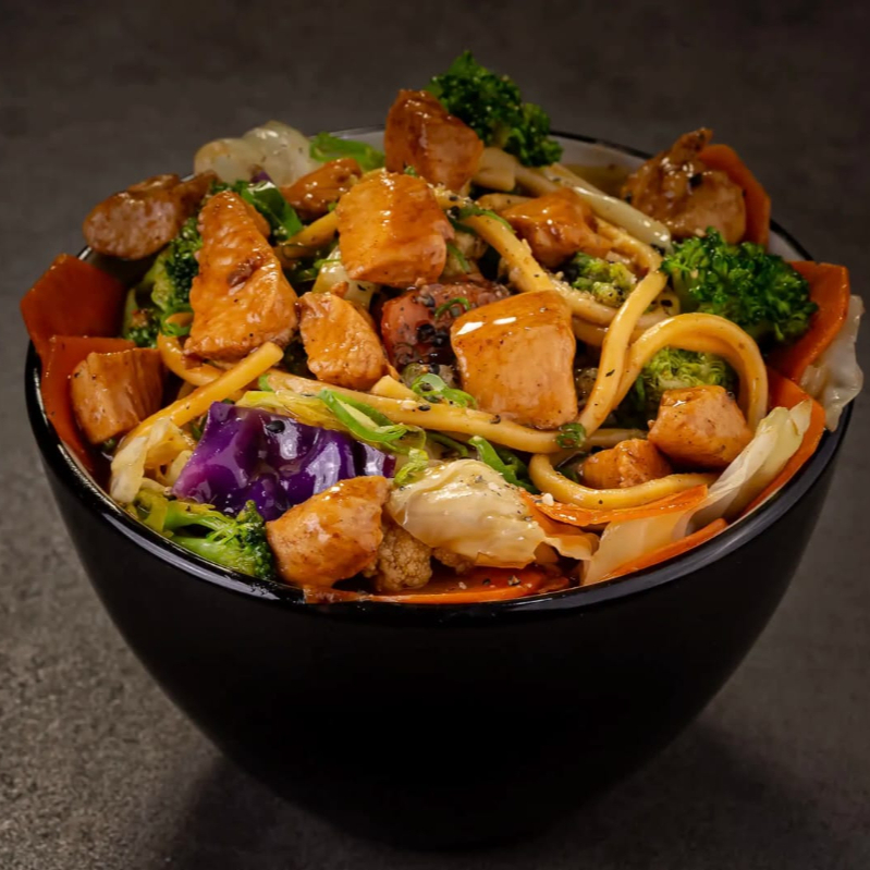 Yakisoba de frango preparado com macarrão oriental, frango suculento e legumes salteados no molho especial. Uma marmita saborosa, bem servida e cheia de sabor.