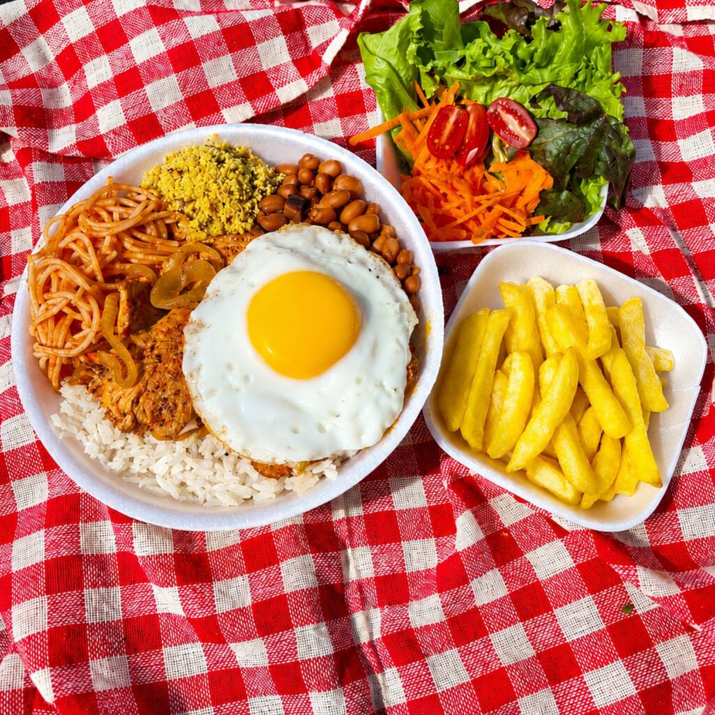 Marmita com delicioso FILE DE FRANGO Acebolado macio e suculento, acompanhado de arroz branco, feijão de caldo, e batatas fritas, MACARRÇAO SALADA (Marmita Indicada Para 01 Pessoa)