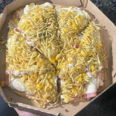 Pão,Bacon,frango,presunto,Mussarela ,milho,batata palha ,oregano e Catupiry.