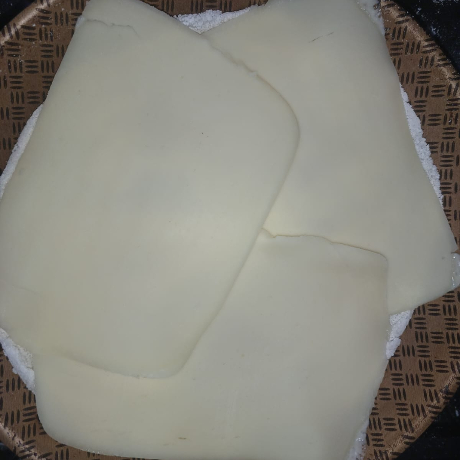 Tapioca recheada com muçarela derretida, garantindo sabor suave e cremosidade na medida certa.