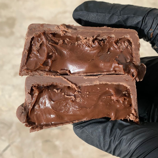 Chocolate ao leite recheado com creme de avelã