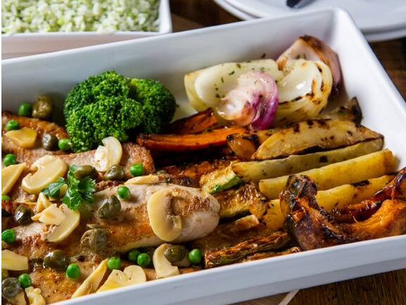 400g de filet de tilápia grelhado com molho especial de alcaparras, champignon e arroz com brócolis e legumes.