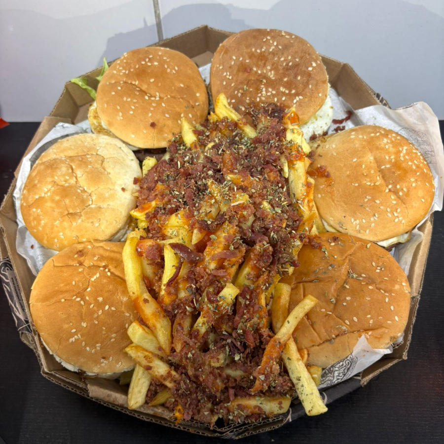 6 Hambúrgueres ( Pão, Carne, Salada, Ovo, Cheddar, Requeijão, Maionese de Alho e Batata Palha) + Batata (Bacon, Calabresa, Cheddar e Orégano) + 2l