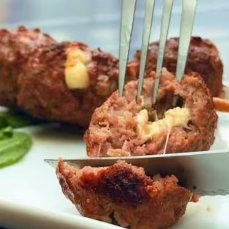 Espeto de Almondega pesando 105 gramas