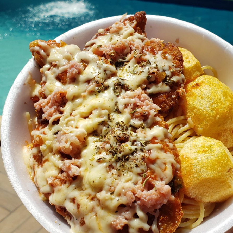 Bife de carne super macio empanado e com aquela dose generosa de queijo derretido e presunto e molho sugo que vai acompanhado de arroz branco, feijão, farofa, macarrão e o complemento que você tanto ama.     #batatafrita #petiscos #carne #contrafile #churrasco #tiragosto #ofertaespecial #bebida #diverção #fretegratis #fritura #petisco #alcoolica #promoção #qualidade #oferta #combo #brasileira #alm