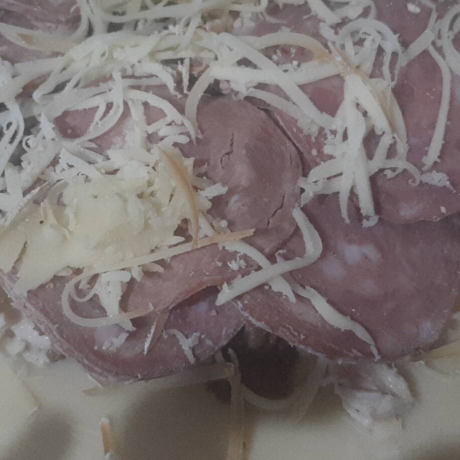 Pastel quentinho sequinho , carne moida, mussarela, provolone e calabresa huuuuuum