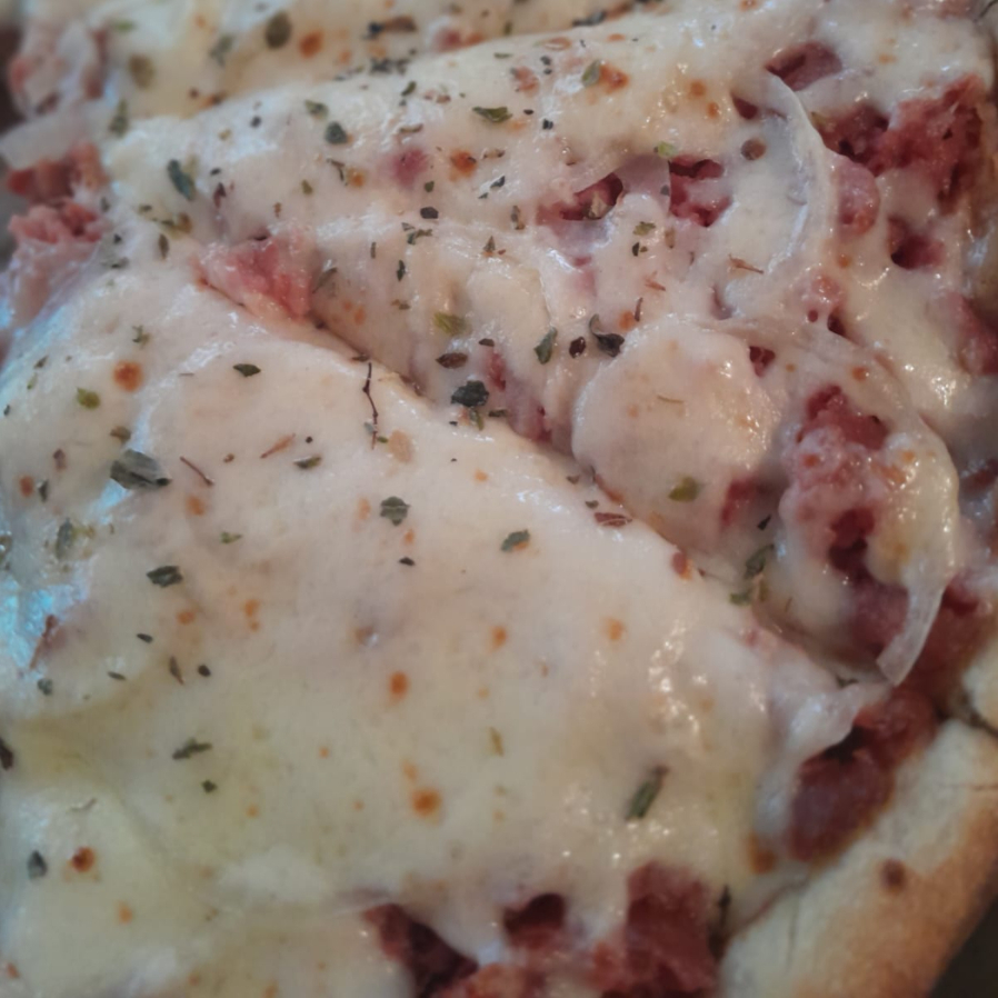 massa ,molho, calabresa ralada,cebola , mussarela,orégano e azeitona