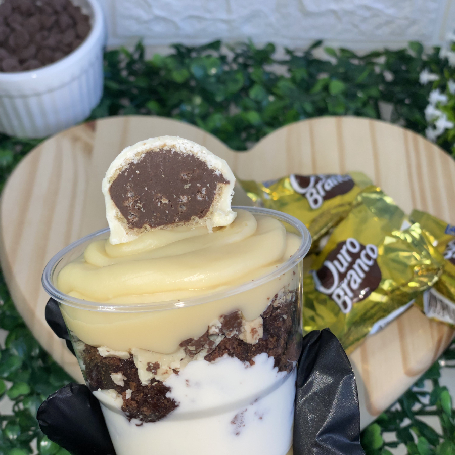 A perfeita combinação de Brownie com nosso cremoso recheio de Ninho , mousse de Ninho e Pedaços de bombom Ouro Branco picado. Copo de 150ml