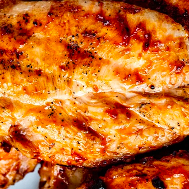 Acompanha Arroz, feijão, macarrão e farofa caseira.