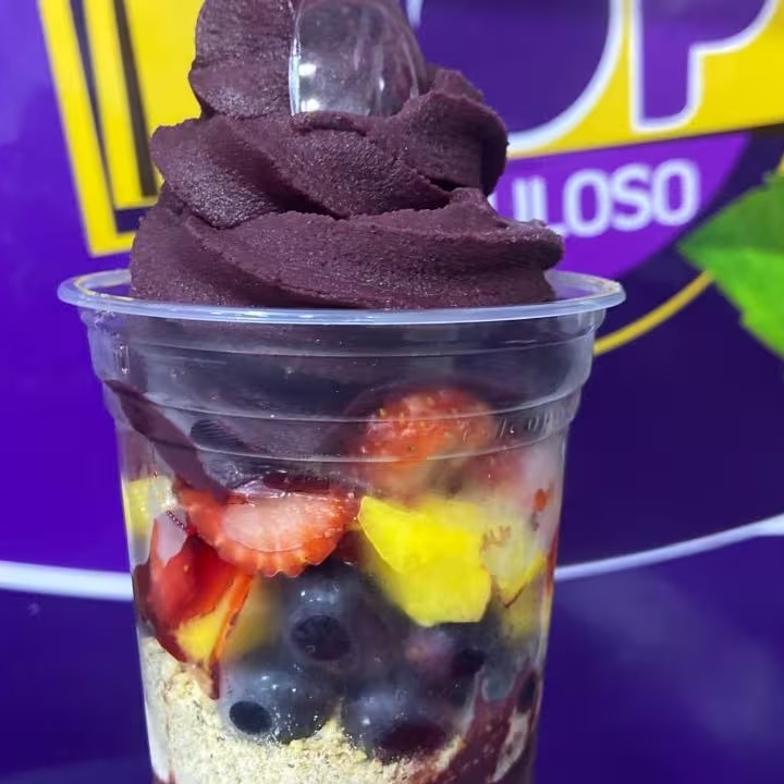 Monte seu copo com açaí cremoso e frutas frescas à sua escolha. (7 Complementos Grátis)