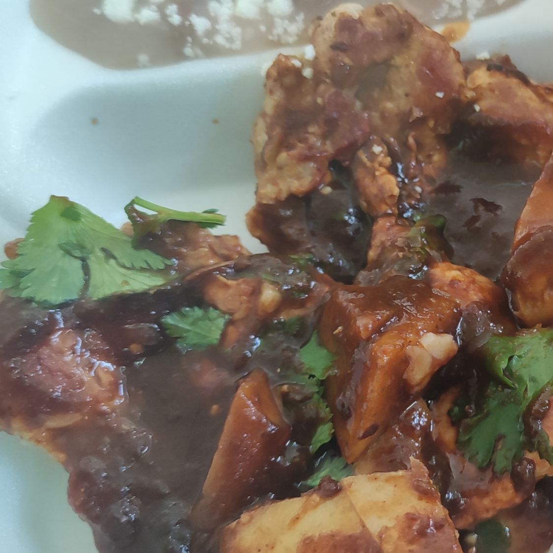 CHAMORRO EN SALSA DE CHILE PASILLA