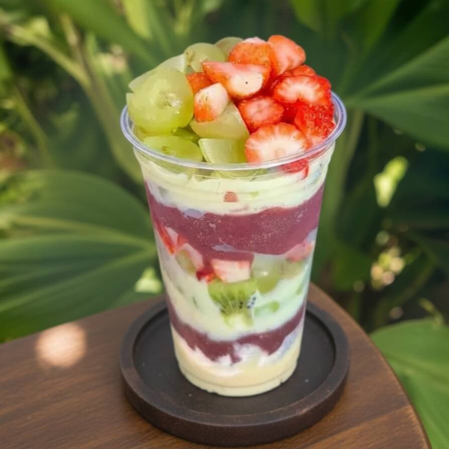 Aqui você monta do seu jeito 💜 Escolha o tamanho do copo, selecione seus acompanhamentos favoritos e finalize com as caldas que mais gosta. Nosso açaí é super cremoso, gelado no ponto certo e preparado na hora pra garantir sabor e qualidade em cada pedido.