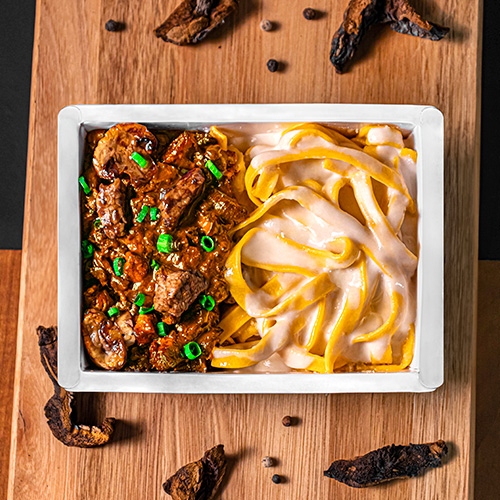 Prepare-se para uma experiência gastronômica inesquecível com o Fettuccine Alfredo com Filé ao Funghi. O fettuccine fresco, cozido al dente, é envolto em um molho cremoso e aromático, enquanto o filé, grelhado com perfeição, é acompanhado de um molho funghi refogado com manteiga, alho e vinho branco. Essa lunchbox é ideal para um jantar romântico, um Dia frio, uma ocasião especial ou sempre que você quiser um prato italiano rico em sabor. Atenção: produto congelado, pronto para consumo. Descongele no micro-ondas em apenas 5 minutos e está pronto. Gostoso, prático e sem conservantes!