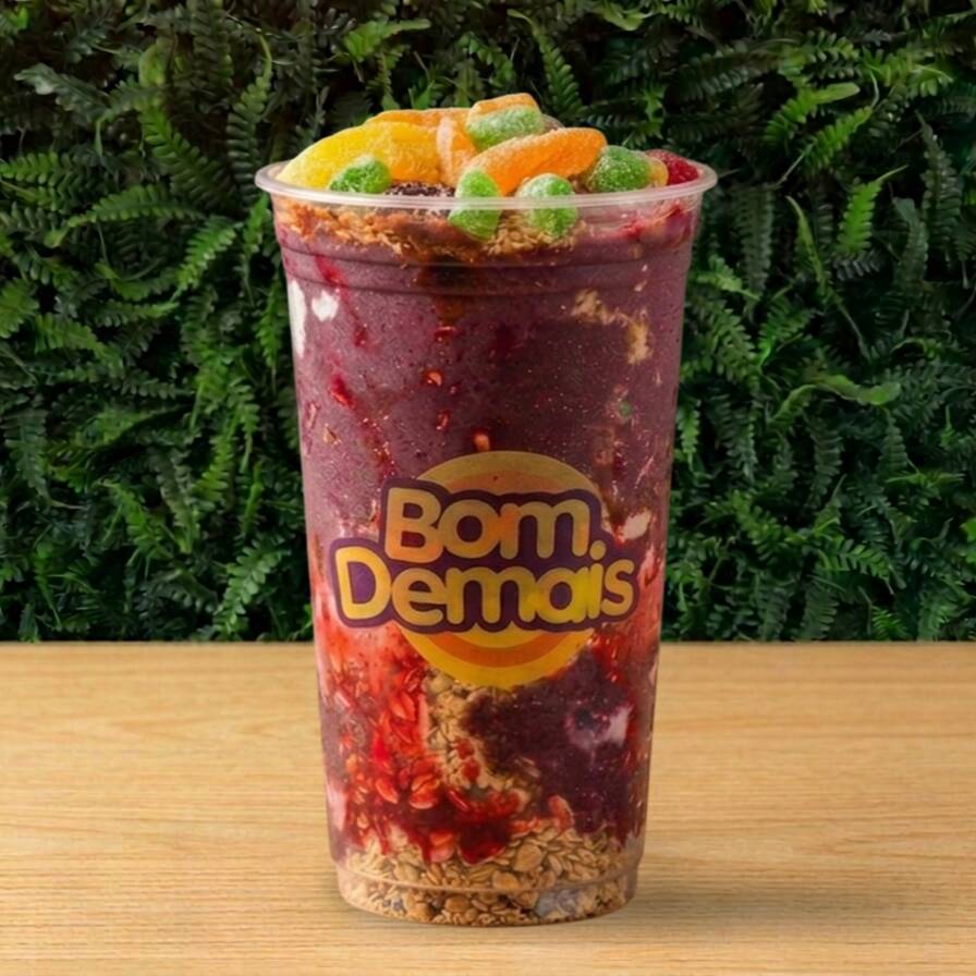 Para os verdadeiros fãs de açaí e sorvete: um copo gigante para matar a vontade de vez! Com 3 toppings grátis, é a escolha perfeita para compartilhar ou se jogar sem culpa. Não enviamos complementos separados --- Serve 1 pessoa ---