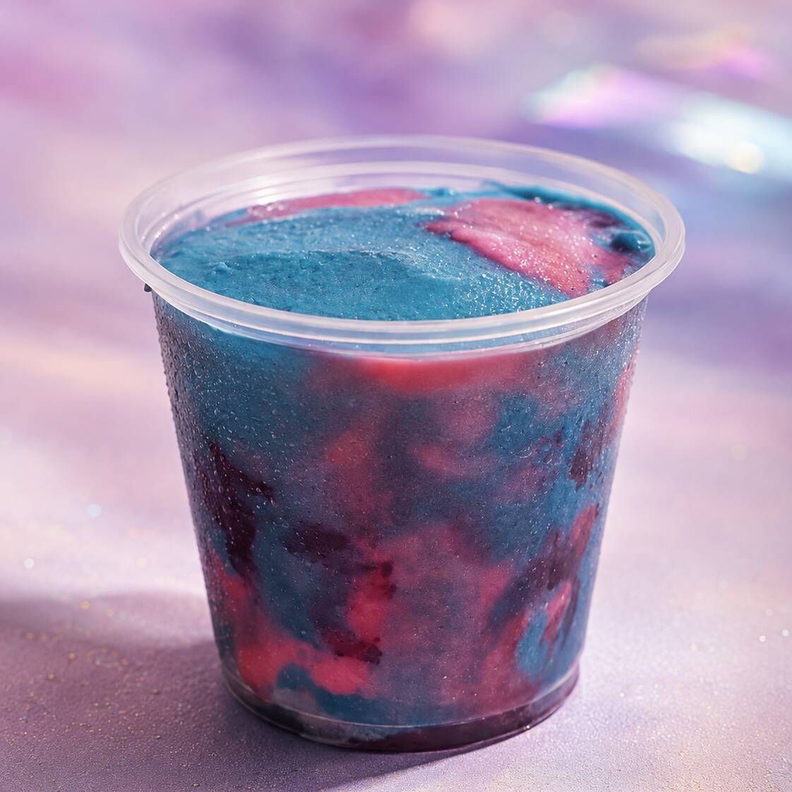 uma explosão mágica de cores e sabores! A cremosidade do sorvete de baunilha ou morango se encontra com notas lúdicas de algodão doce e chiclete. Uma experiência divertida e doce que transforma cada colherada em uma verdadeira fantasia.