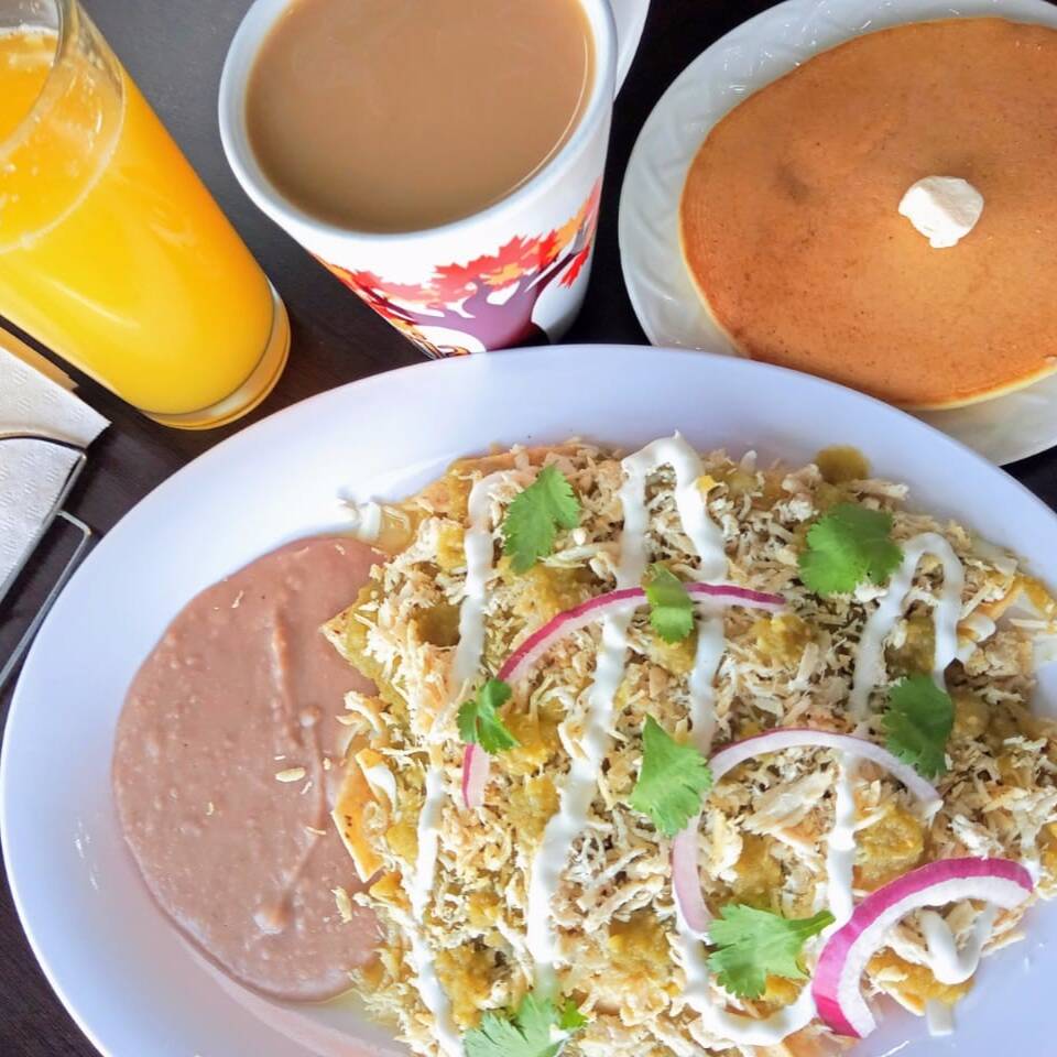 Chilaquiles sencillos + 1 Hot Cake + Bebida