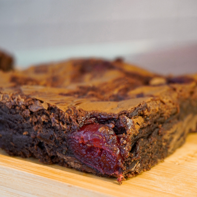 Chocolate meio amargo, cacau 100% e cerejas que dão um contraste incrível. É intenso, levemente azedinho e impossível de comer um só.