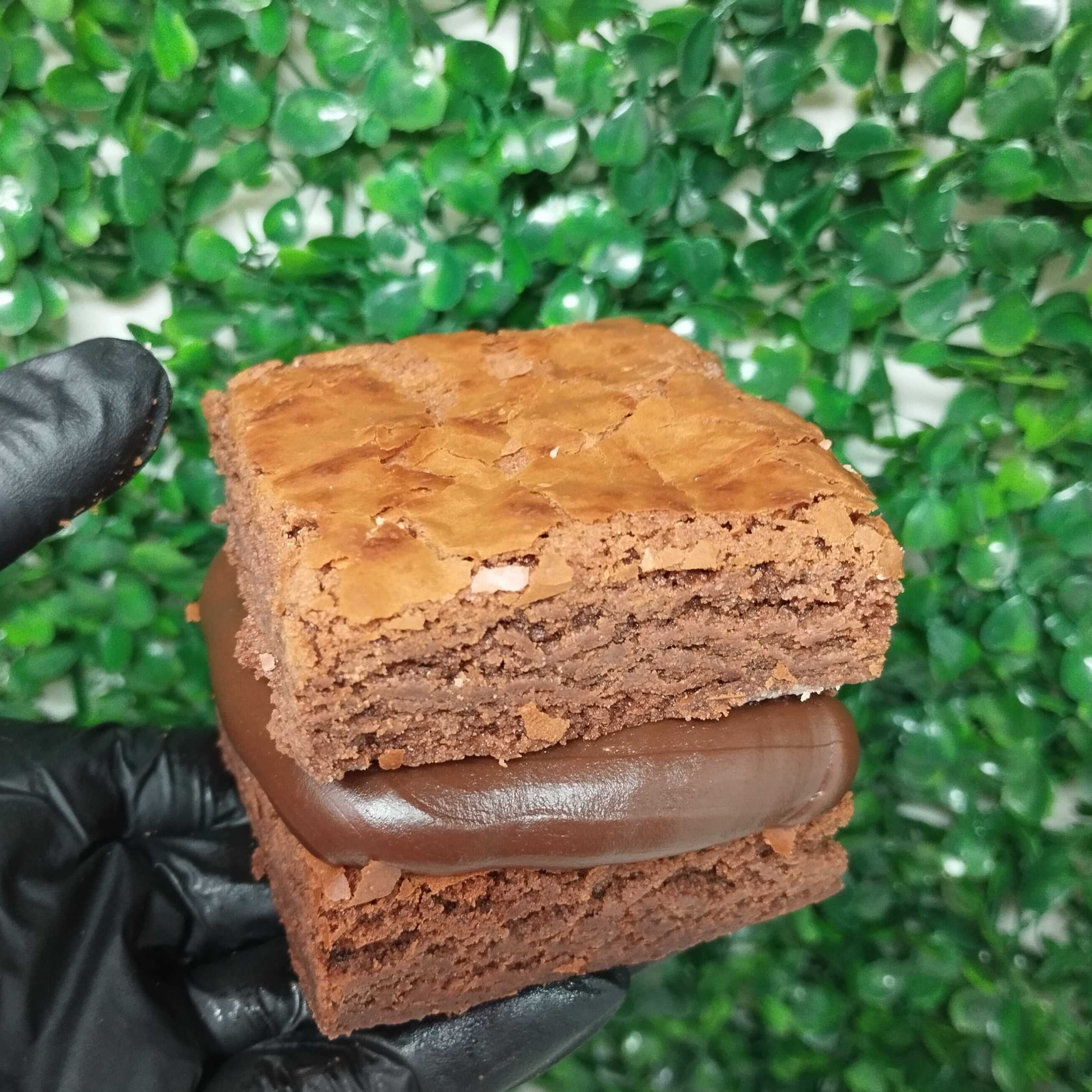 Brownie macio e úmido com recheio generoso de brigadeiro. Chocolate na veia!