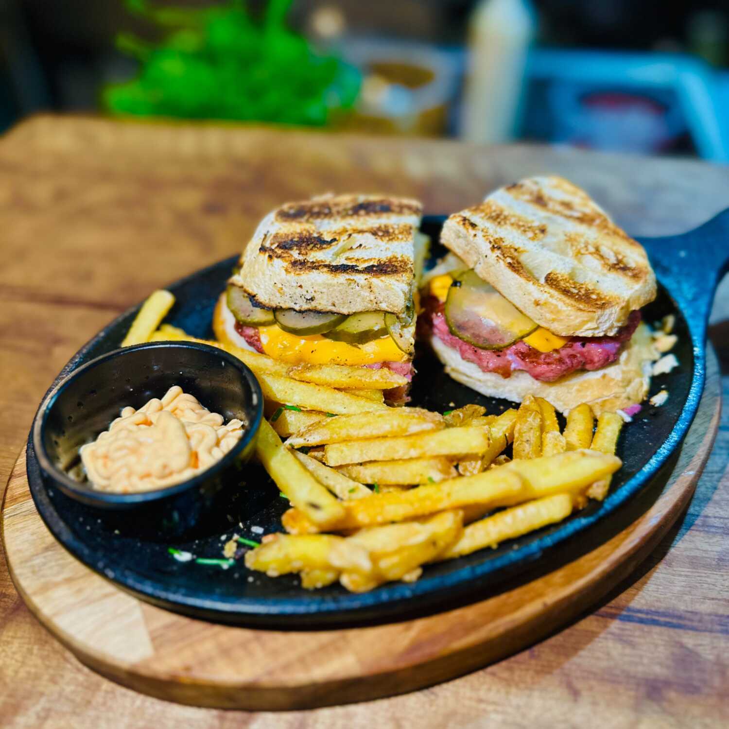 Pão italiano grelhado, maionese de páprica, 180g de linguiça, cheddar e pickles. Acompanha 100g de batata frita.