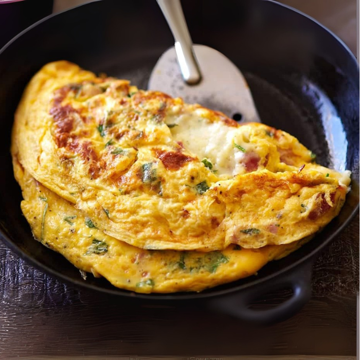 Acompanhamento: Arroz branco soltinho, Feijão carioca saboroso, Omelete fofinha e recheada, Farofa da casa crocante, Batata frita dourada e crocante, e Salada do dia fresquinha. Uma refeição leve, deliciosa e completa, perfeita para servir uma pessoa com muito sabor.