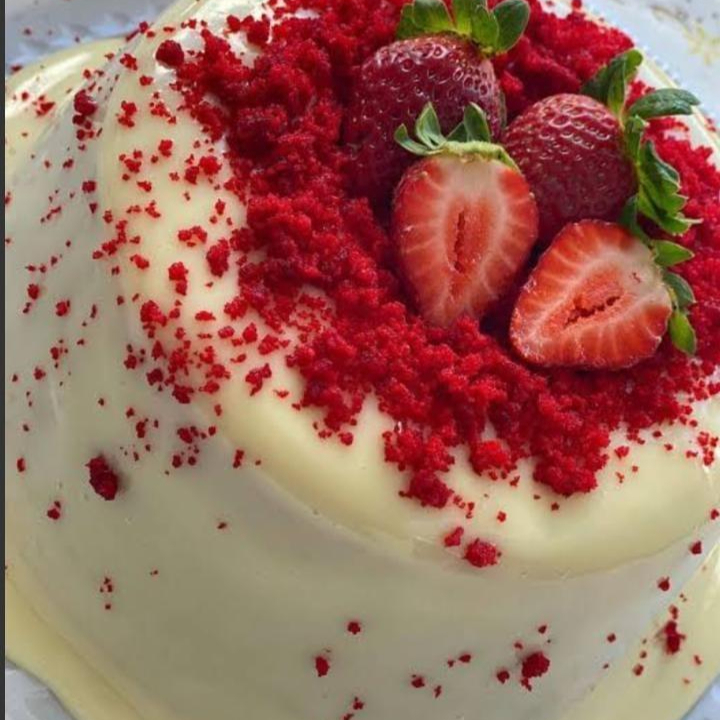 Bolo Fofinho e Molhadinho de Red Velvet, Recheio Cremoso de Ninho. Finalizado com Morangos