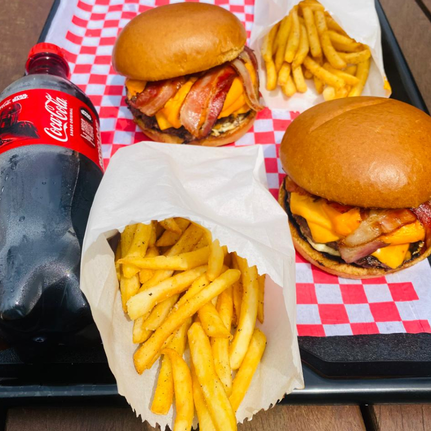 2 Golden Oak ( Cheddar com bacon ) Acompanha 2 porções de batatas (120g in natura) + 1 coca cola 600ml