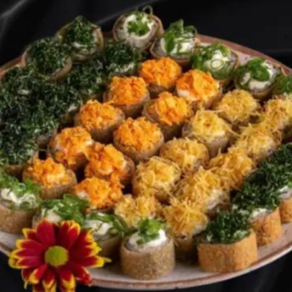 100 unidades de hot roll crocantes sortidos com couve, batata e cebolinha
