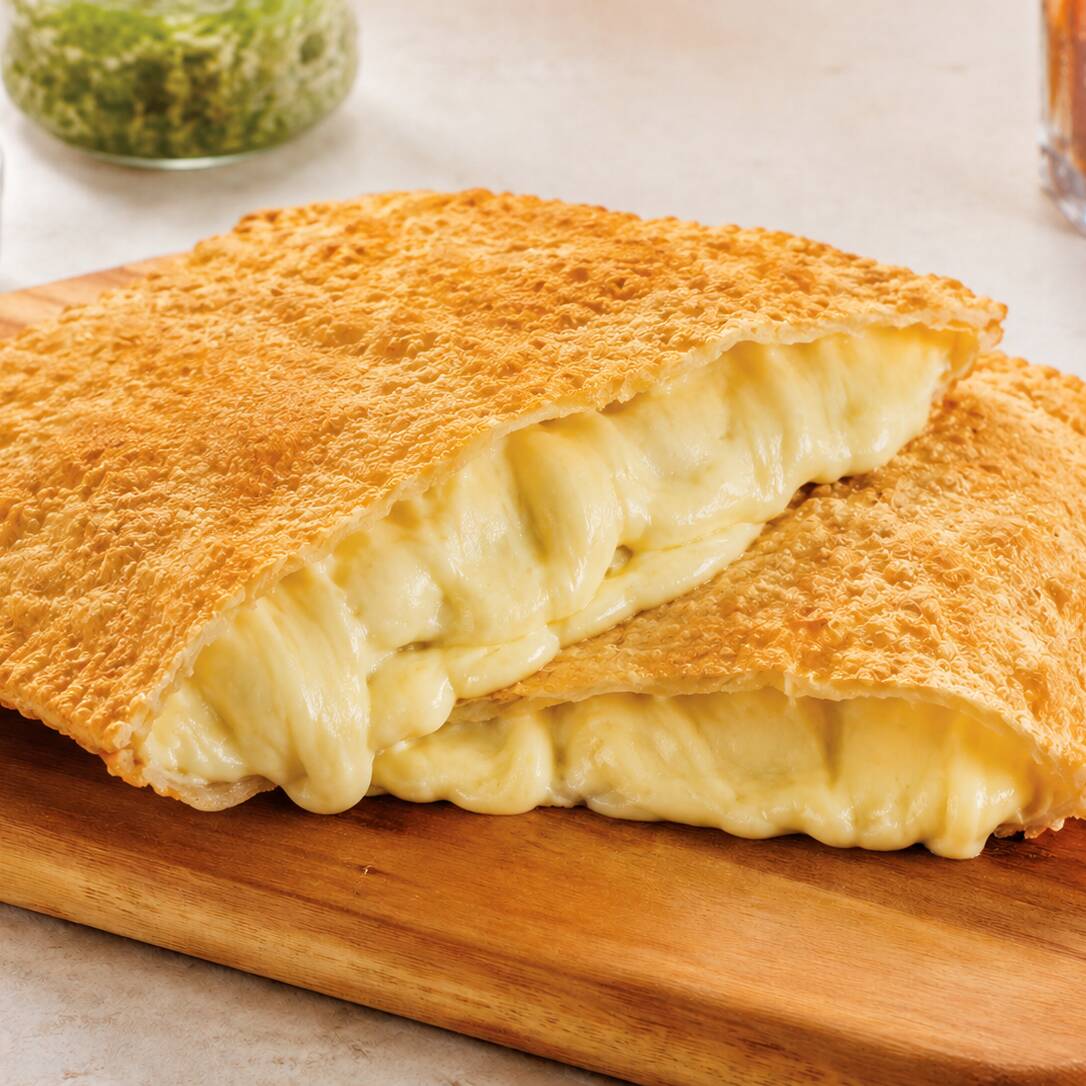 Pastel Especial de 30cm com: Muito queijo, tomate, ovo e azeitonas. Simples, e bem servido, perfeito para quem não abre mão de um pastel grande de queijo.