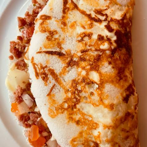 Tapioca rendada com calabresa acebolada bem temperada e suculenta, finalizada na crocância perfeita. Sabor intenso que conquista logo na primeira mordida!