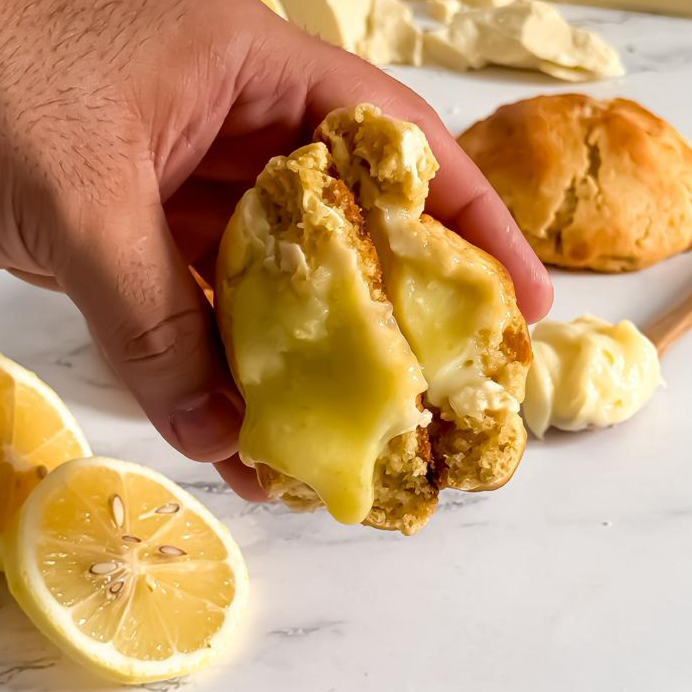 Cookie de limão siciliano com gotas de chocolate branco e recheio de brigadeiro de cream cheese. Finalizado com um leve lemon curd e flor de sal Maldon, traz uma combinação perfeita de sabores e refrescância.
