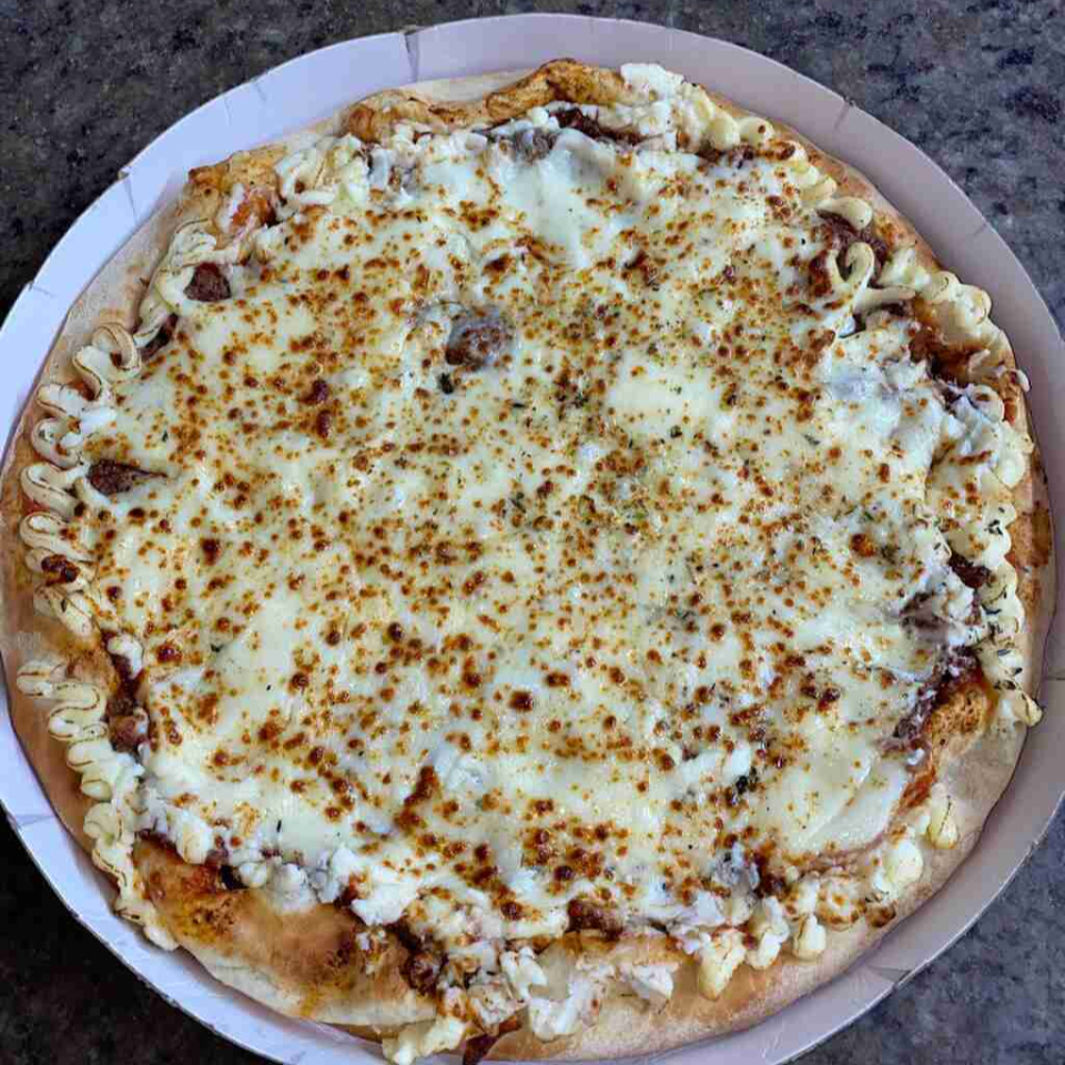 Massa tradicional, Molho de tomate Costela Bovina desfiada coberta com Catupiry e Mussarela , Acompanha orégano e Azeitonas