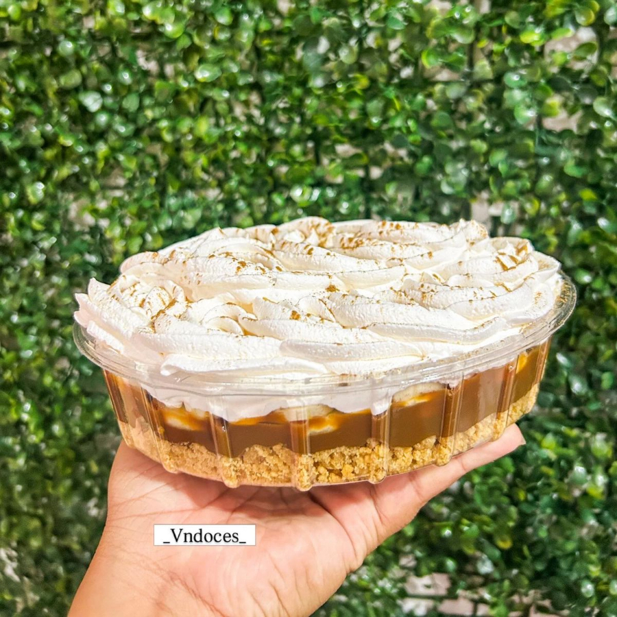 biscoito amanteigado, doce de leite, banana em rodelas e chantilly com canela