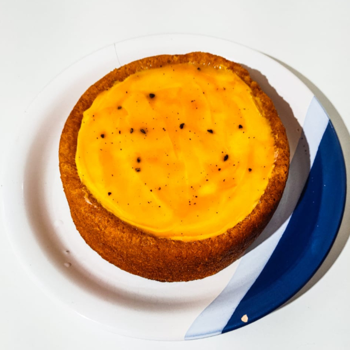 Bolo delicioso para o café da tarde, feito com massa de maracujá, recheado com um brigadeiro de maracujá cremoso