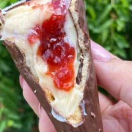 Cone recheado com brigadeiro de leite ninho e geleia de morango