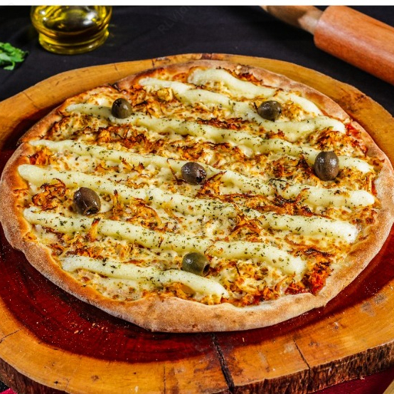 Massa, molho especial, mussarela, frango, requeijão, azeitona, orégano
