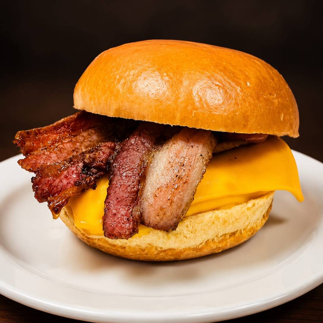 Pão de brioche, hambúrguer 160 gr, tiras de bacon, queijo mussarela, alface e molhoespecial.