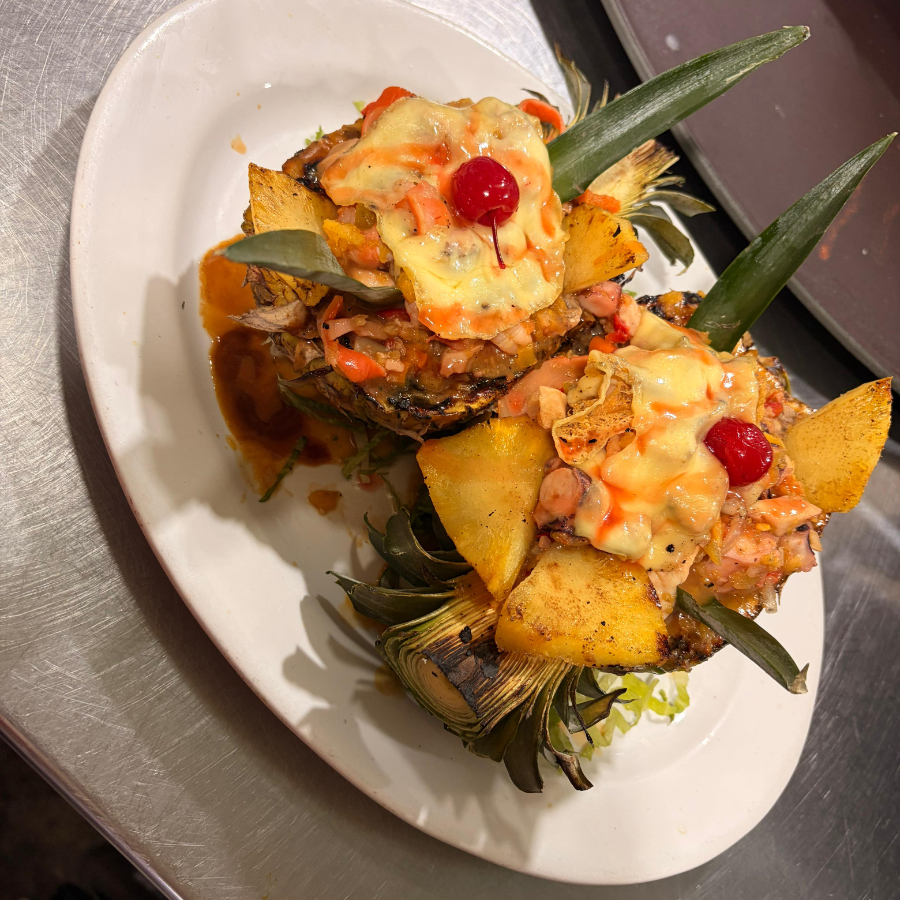 Piña Rellena de Mariscos