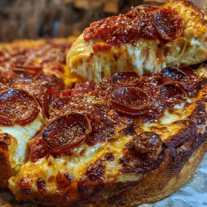 Pizza de Pepperoni (Deep Dish)