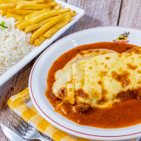 Macio e suculento bife de filé mignon a parmegiana acompanhado de arroz, fritas, legumes e feijão separadinhos.