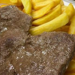 Bistec Con Papas Fritas Y Arroz.