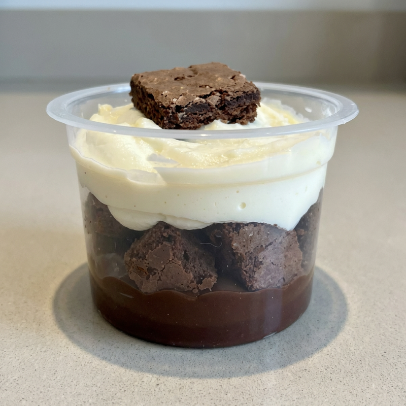 Uma explosão de sabor em cada colherada! Escondidinho irresistível com base de brownie macio, coberto por um cremoso chocolate e finalizado com nosso inconfundível creme de Ninho. Pote de 140 ml para adoçar o seu Dia na medida certa."