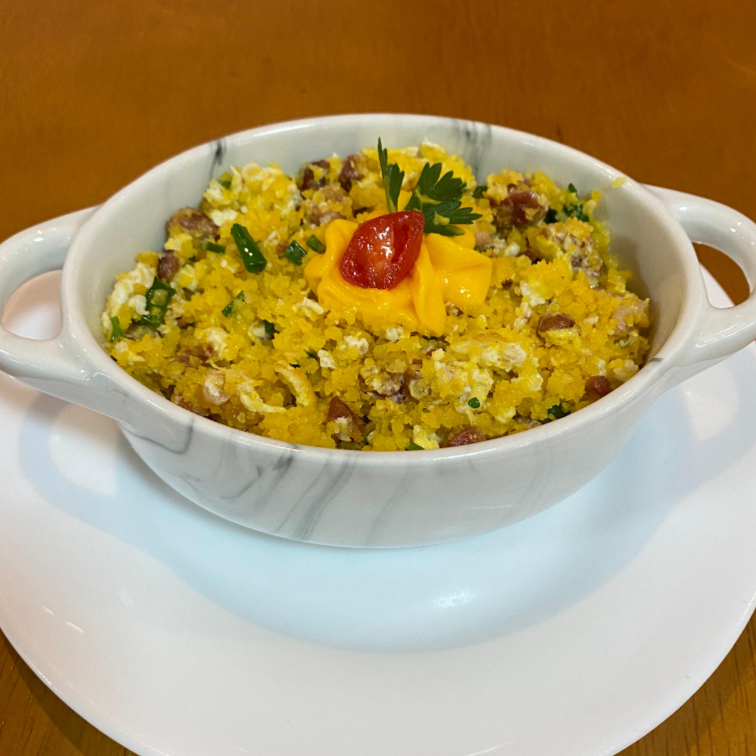 Cuscuz temperado com ovo, calabresa e bacon